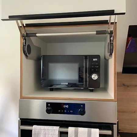 Mely Rose לובליאנה